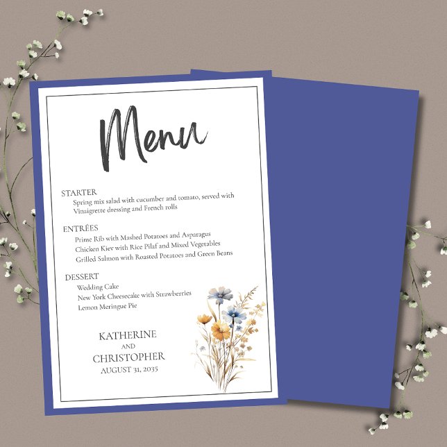 Blaue Wildblumen Moderne Elegante Hochzeit mit Blu Menükarte (Blue Wildflowers Modern Elegant Wedding Menu with menu choices, blue, yellow and purple flowers.)