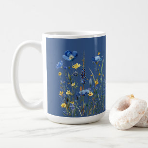 Blaue Wildblumen Muster auf klassischem Blau Kaffeetasse