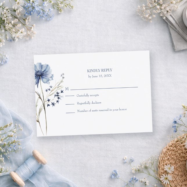 Blaue Wildblumen-RSVP-Karte mit adressiertem Rücku RSVP Karte (Blue Wildflower RSVP Card with Addressed Back on a romantic table with dusty blue tiny wildflowers)