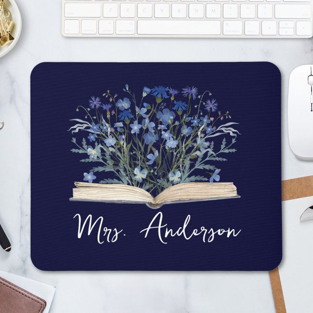 Blaue Wildblumen wachsen aus dem Buch Lehrer Mousepad (In situ)