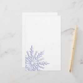 Blaue Winterschneeflocke auf Weiß Briefpapier
