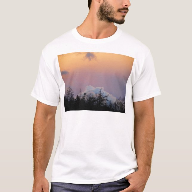 Blaue Wolken in einem lila Himmel T-Shirt (Vorderseite)
