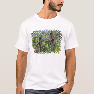 Blauebonnets und Phlox umgeben das Friedhofstor T-Shirt