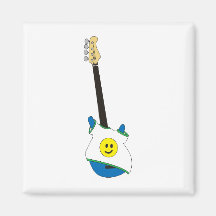 Blauer Bass mit einem Happy-Face-Shirt-Magneten