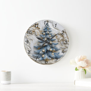 Blauer Baum mit goldenen Ornamenten.  Große Wanduhr