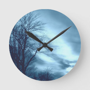 Blauer Baum und Himmel Runde Wanduhr