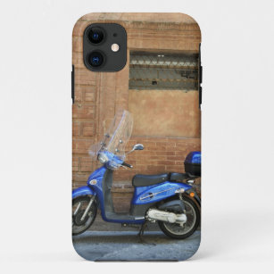 Blauer Bewegungsroller durch rote Wand, Siena, iPhone 11 Hülle