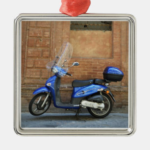 Blauer Bewegungsroller durch rote Wand, Siena, Ornament Aus Metall