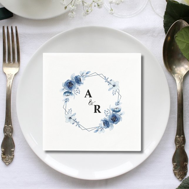 Blauer Blumenampersand Monogram Hochzeit Serviette (Blue floral ampersand monogram initials wedding napkins add elegant personalized charm to receptions)