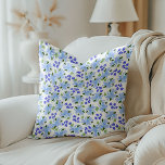 Blauer Blumengarten Kissen Kissen<br><div class="desc">Hol deine Wohngestaltung mit diesem wunderschönen blauen Aquarell Blumengarten Kissen.</div>