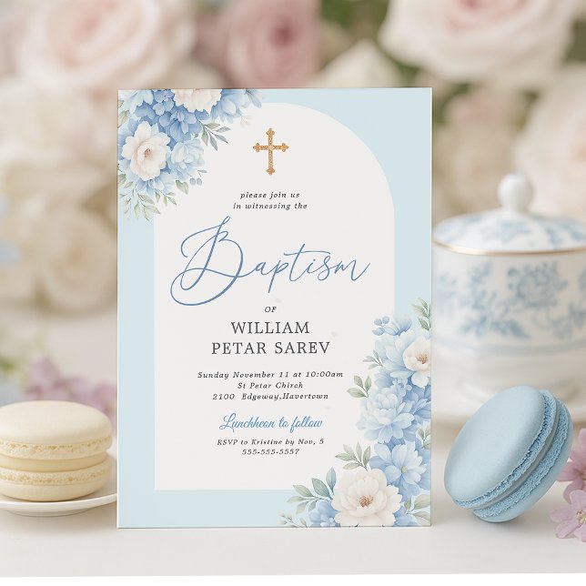 Blauer Blumenstrauß Taufe mit Goldkreuz Einladung (Blue and gold floral baptism invite styled with tea set and macarons – elegant and soft)