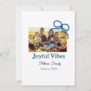 Blauer Bogen fröhliche Vibes fügen Familienname Fo Einladung