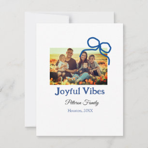 Blauer Bogen fröhliche Vibes fügen Familienname Fo Feiertagskarte
