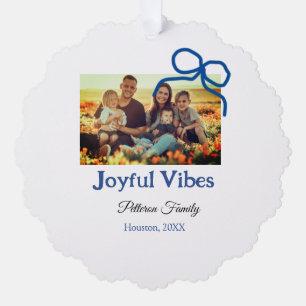 Blauer Bogen fröhliche Vibes fügen Familienname Fo Ornament Karte