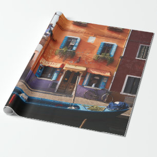 BLAUER BOOT AUF DEM FLUSS IN DER NÄHE DES ORANGEFA GESCHENKPAPIER