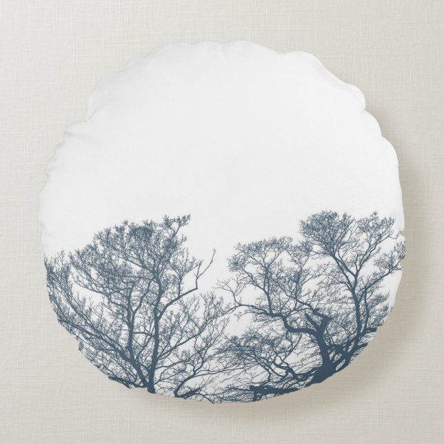 Blauer Bottom Trees Tropical Boho Rundes Kissen (Vorderseite)