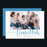 Blauer Brush Kalligrafie Happiest Hanukkah-Foto Feiertagskarte<br><div class="desc">Herzlichen Glückwunsch an Hanukkah! Senden Sie Ihren Lieben mit dieser handgeschriebenen Happy Hanukkah-Flachkarte Urlaubssgrüße. Sie zeichnet sich durch eine moderne blaue Bürste mit Kalligraphie und einem passenden zarten Schneemuster aus. Personalisieren Sie diese, indem Sie ein Foto, Namen, Datum und Nachricht hinzufügen. Diese festlich blaue Kalligraphie-Urlaubskarte ist in anderen Farben und...</div>
