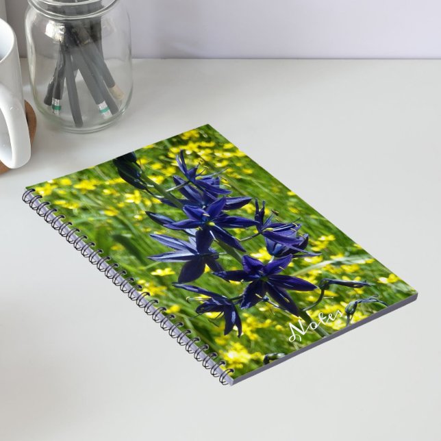 Blauer Camas und gelbe Wildblumen Notizblock (In Situ)