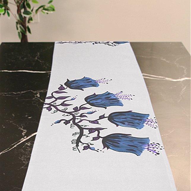 Blauer Canterbury Glocken auf Weinbergen Blume Tis Kurzer Tischläufer (Blue Canterbury Bells on Vine Flowers Table Runner)