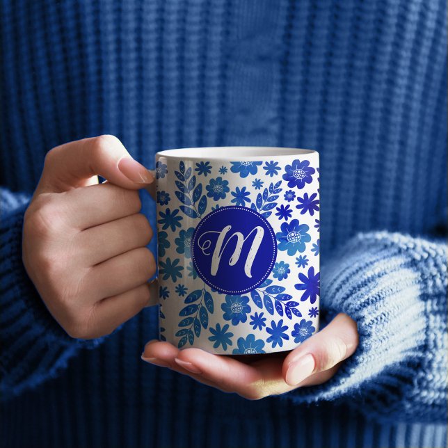 Blauer China, Blütenmuster und Monogramm Kaffeetasse (Blue Floral Monogram Patterned Mug)