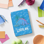 Blauer Dinosaurier Stegosaurus individuelle Name iPad Pro Cover<br><div class="desc">Schützen Sie Ihr Gerät vor Dino-Unfällen,  mit dieser Kinderfallabdeckung. Originelle grafische Stegosaurus,  Bäume und Fußabdrücke Design in Blautönen. Anpassen mit Ihrem eigenen Namen,  liest derzeit Lochlan. Ideal für aufstrebende Dinosaurier-Paläontologen und Dinosaurier-Fans. Exklusive Dinosaurier zeichn und Design von Sarah Trett für www.mylittleeden.com auf Zazzle.</div>