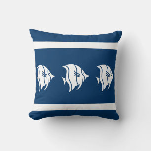 Blauer Fisch an der weißen Küste von PILLOW Kissen