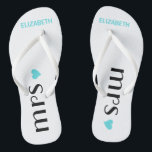 Blauer Frau Flip Flops| Personalisierte Hochzeit Flip Flops<br><div class="desc">Eine niedliche Ergänzung zu Ihrem Ziel Strand oder Pool Hochzeit! Tanzen Sie die Nacht in diesen bequemen Flip Flops. Weiße Flip Flops mit dem Wort "Mrs.", ein Aqua-blaues Herz und die Braut Name personalisiert. Um die passenden Bräutigams Flip Flops zu sehen, besuchen Sie bitte meinen Laden "The Hungarican Princess" unter...</div>