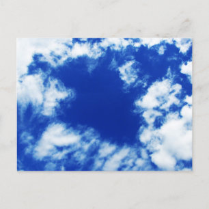 Blauer Frühlingshimmel mit vielen bizarren Wolken Postkarte