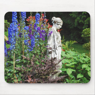 Blauer Garten und Statue des Delphinium Mousepad