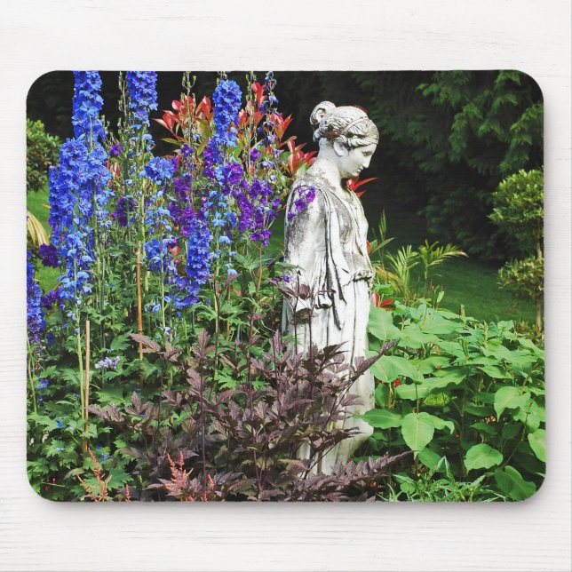 Blauer Garten und Statue des Delphinium Mousepad (Vorne)