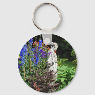 Blauer Garten und Statue des Delphinium Schlüsselanhänger