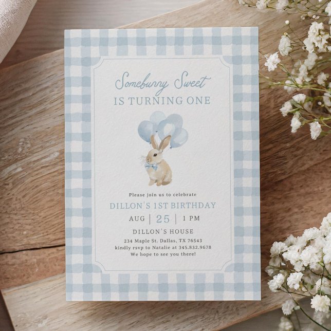 Blauer Gingham-Hase zum ersten Geburtstag Einladung (Von Creator hochgeladen)