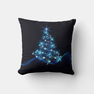 Blauer Glanz der Sterne auf dunklem Weihnachtsbaum Kissen