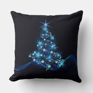 Blauer Glanz der Sterne auf dunklem Weihnachtsbaum Kissen