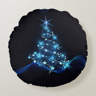 Blauer Glanz der Sterne auf dunklem Weihnachtsbaum Rundes Kissen
