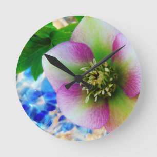 Blauer Glasball der rosa Lenten Rose Runde Wanduhr