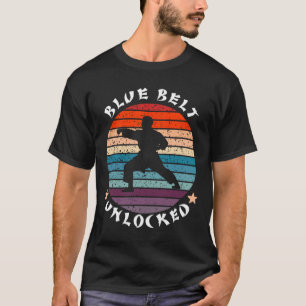 Blauer Gürtel Entsperrte Leistung Karate Behalten T-Shirt