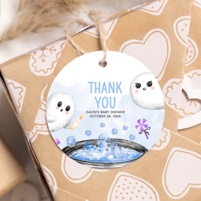 Blauer Halloween ist eine junge Babydusche Geschenkanhänger (Oh Sheet It's a Boo-y Halloween Baby Shower Round Favor Tags)