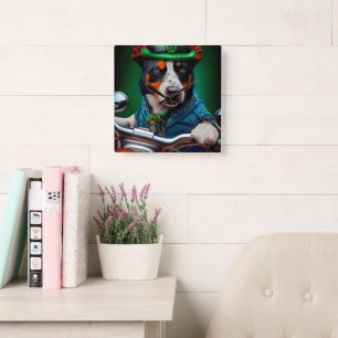 Blauer Heeler Hund fährt Fahrrad St. Patrick's Day Quadratische Wanduhr