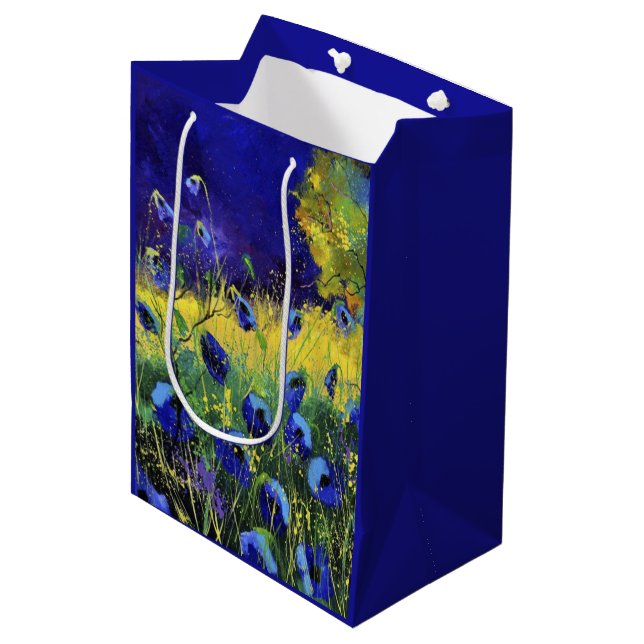 Blauer Herbst, Kunst Mittlere Geschenktüte (Vorderseite Schrägansicht)