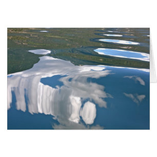 Blauer Himmel mit Clouds See-Reflexions-leerer