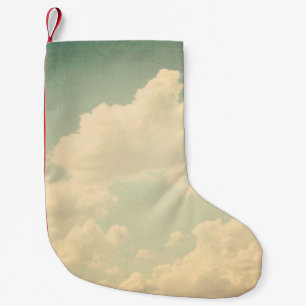 Blauer Himmel mit einigen weißen flauschigen Wolke Kleiner Weihnachtsstrumpf