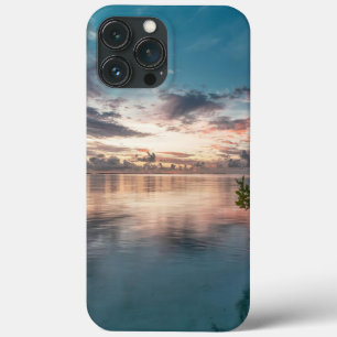 blauer Himmel mit roten und dunklen Wolken, die au Case-Mate iPhone Hülle