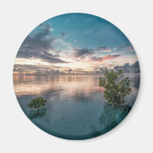 blauer Himmel mit roten und dunklen Wolken, die au Magnet