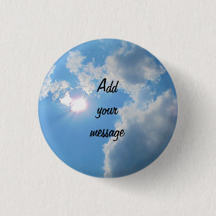 Blauer Himmel mit Sonne und Wolken Foto Button