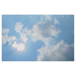 Blauer Himmel mit Sonne und Wolken Foto Stoff