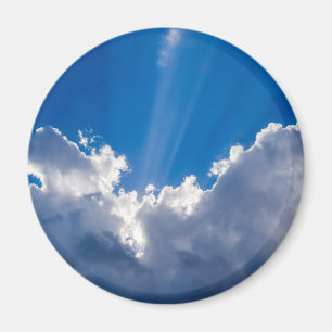 Blauer Himmel mit weißen Wolken und Strahl des Magnet