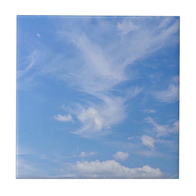 Blauer Himmel mit wispy Wolken Fliese (Vorderseite)