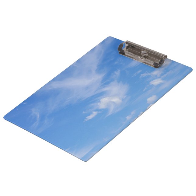 Blauer Himmel mit wispy Wolken Klemmbrett (Schrägansicht)