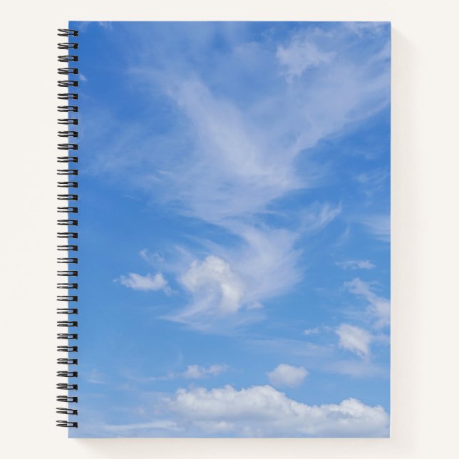 Blauer Himmel mit wispy Wolken Notizbuch (Vorderseite)